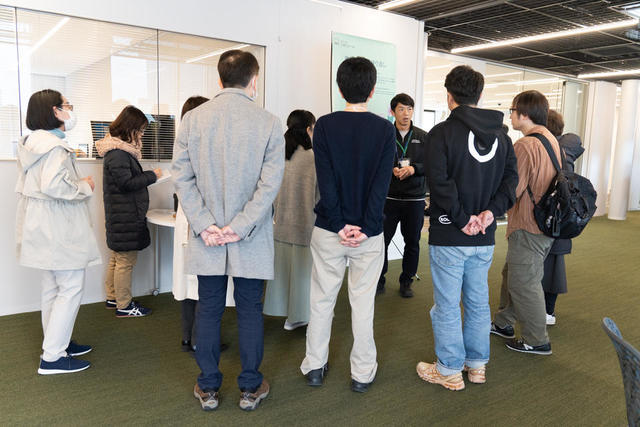 従来の設計、試作、修正、という手順を大幅に削減することができるシステムを利用している最先端の設計現場を見ながら、お話を聞いています。気になったことはその場で質問して教えていただきました。