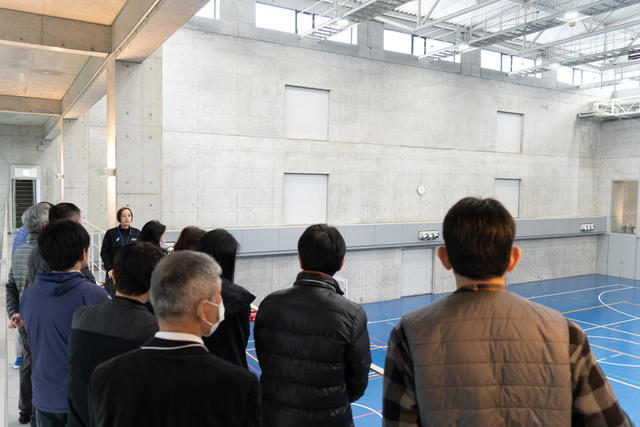 大きな体育館の脇を通過しました。体育館の床にもセンサーを仕込むことができて、アスリートの体の動きを計測できます。