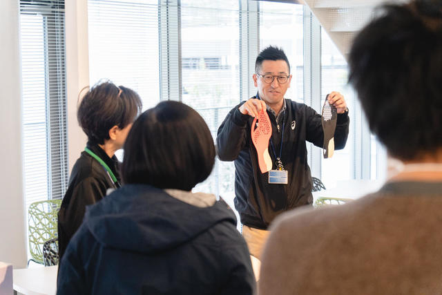 「これがCプロジェクトで生み出したトップアスリート向けランニングシューズのソールです」と竹村所長自ら説明してくださいました。